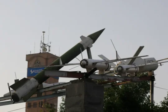 مجسمات لصواريخ ومسيرات تعرضها جماعة أنصار الله في صنعاء (الأوروبية)