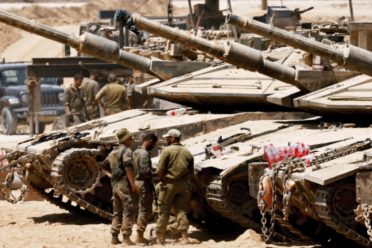 جنود بجيش الاحتلال قرب الحدود الشمالية لقطاع غزة الشهر الماضي (رويترز)