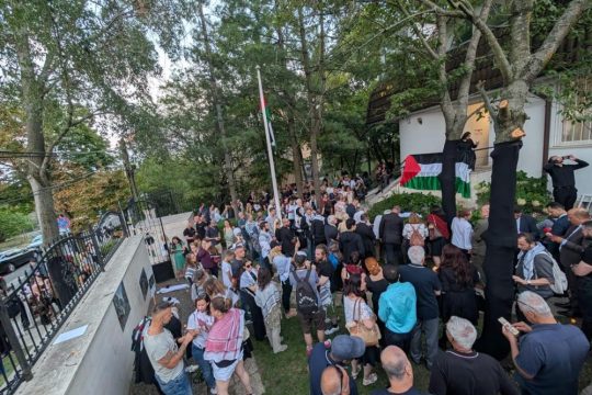 وقفة شموع ببودابست تكريمًا لأرواح 20 ألف طفل شهيد بغزة