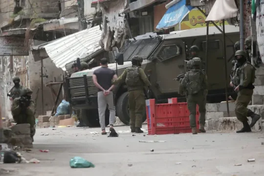 قوات الاحتلال تحتجز محافظ رام الله والبيرة وتصادر مزيدا الأراضي