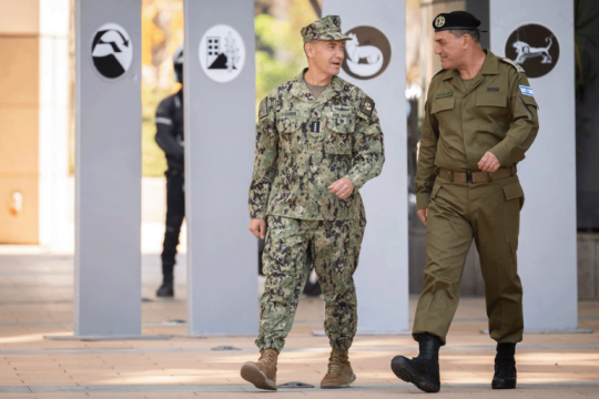 قائد القيادة المركزية الأميركية الجديد (يسار) يزور إسرائيل (حساب سنتكوم على منصة إكس)