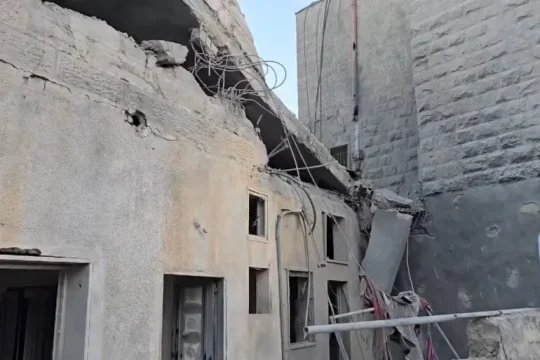 جيش الاحتلال يفجر منزلا في القدس ويصيب العشرات بالخليل