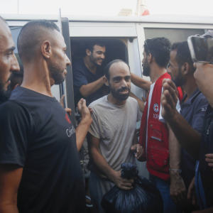 إسرائيل تفرج عن 9 أسرى فلسطينيين من غزة