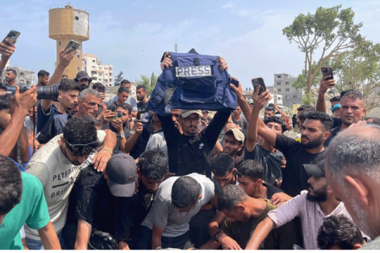 غارديان: إسرائيل تقتل الصحفيين بغزة حتى لا يرى العالم ما تفعله هناك