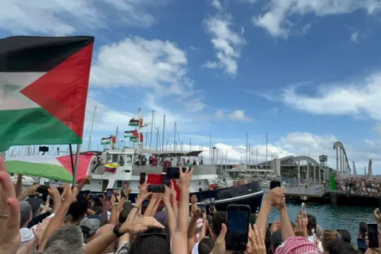 مسيّرات مجهولة تحلّق فوق أسطول الصمود المتجه لغزة