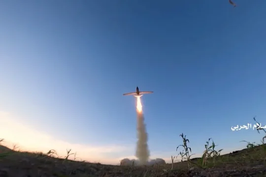 إطلاق طائرة مسيرة من اليمن في وقت سابق (رويترز/الإعلام الحربي للحوثيين)