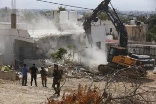 الاحتلال يُخطر بوقف البناء في 3 منازل ومصنع شرق قلقيلية