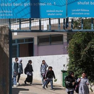 إسرائيل تفرض المنهاج الإسرائيلي على طلاب القدس: نقص 1461 فصلًا دراسيًا وتحويل التعليم إلى أداة لطمس الهوية الفلسطينية