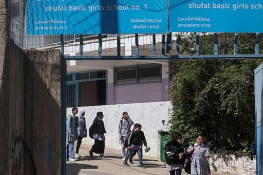 إسرائيل تفرض المنهاج الإسرائيلي على طلاب القدس: نقص 1461 فصلًا دراسيًا وتحويل التعليم إلى أداة لطمس الهوية الفلسطينية