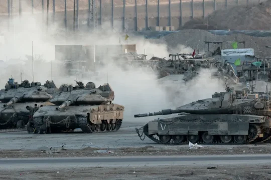 دبابات حشدها جيش الاحتلال على حدود قطاع غزة (الفرنسية)