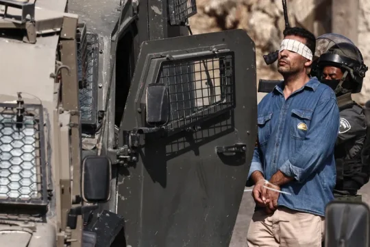 الاحتلال ينفذ مداهمات واعتقالات وهجمات للمستوطنين في الخليل