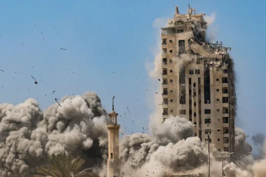 الاحتلال يفجر برج طيبة ويرتكب مجزرة بحق نازحين في غزة