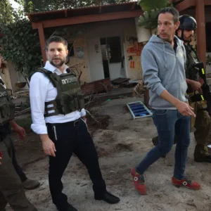 خطة سموتريتش (وسط) تعكس جوهر عقيدة يمينية تتبلور بالاحتفاظ بأكبر قدر من الأرض مع إزاحة أكبر قدر من السكان (الفرنسية)