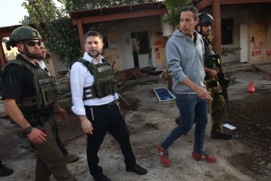 خطة سموتريتش (وسط) تعكس جوهر عقيدة يمينية تتبلور بالاحتفاظ بأكبر قدر من الأرض مع إزاحة أكبر قدر من السكان (الفرنسية)