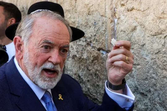 هاكابي خلال زيارته حائط البراق بالقدس المحتلة في أبريل/نيسان الماضي (الفرنسية)