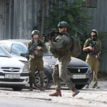 إصابة فلسطينيين برصاص مستوطنين بالخليل والاحتلال يصعد اعتداءاته