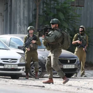إصابة فلسطينيين برصاص مستوطنين بالخليل والاحتلال يصعد اعتداءاته