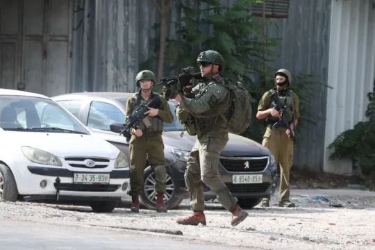 إصابة فلسطينيين برصاص مستوطنين بالخليل والاحتلال يصعد اعتداءاته