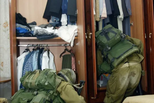 شهيد في نابلس والاحتلال يهدم منازل ويصادر أراضي بالضفة