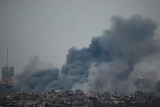 إسرائيل تقصف أبراج غزة وكاتس يعلن فتح "بوابات الجحيم"