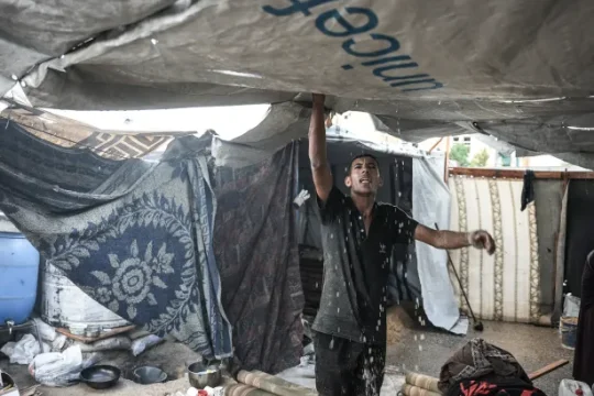 شتاء قاسٍ على الأبواب.. نازحو غزة يخوضون حربا جديدة تحت خيام بالية