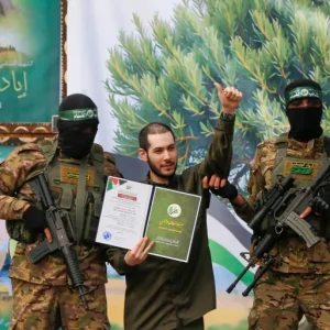 حماس تنفي "ادعاءات مفبركة" بشأن مسار المفاوضات وتسليم السلاح