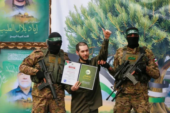 حماس تنفي "ادعاءات مفبركة" بشأن مسار المفاوضات وتسليم السلاح