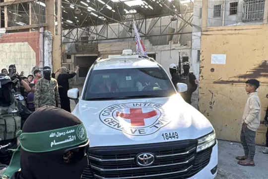 القسام سلّمت اليوم الأسرى الإسرائيليين الأحياء لديها في غزة (الأناضول)