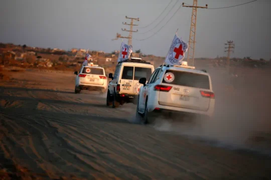 إسرائيل تقرر إغلاق معبر رفح وتقلص دخول المساعدات بحجة جثامين قتلاها بغزة