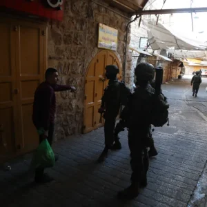 إصابة فتى بقنبلة صوت بالخليل وأوامر بالاستيلاء على عشرات الدونمات برام الله