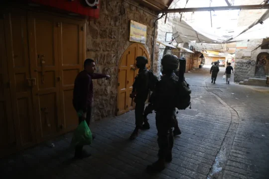 إصابة فتى بقنبلة صوت بالخليل وأوامر بالاستيلاء على عشرات الدونمات برام الله