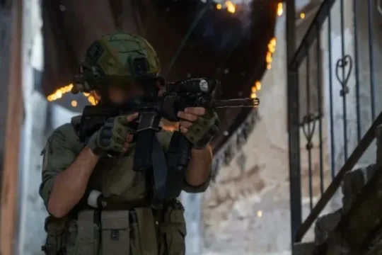 اعتقال 12 فلسطينيًا واحتجاز آخرين خلال حملة مداهمات للاحتلال في الضفة