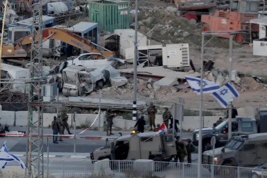 الاحتلال يفجر منزل أسير بالخليل ويوسع اقتحاماته بالضفة