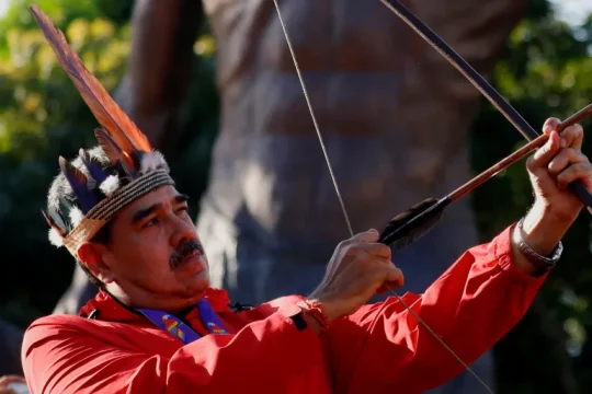مادورو يطلق سهما من قوس تقليدي خلال تجمع حاشد في يوم المقاومة الفنزويلية (رويترز)