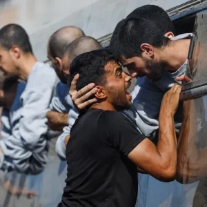 نحو 4 آلاف أسير حررتهم المقاومة بطوفان الأقصى