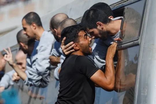 نحو 4 آلاف أسير حررتهم المقاومة بطوفان الأقصى