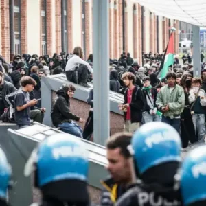 الشرطة الإيطالية تقمع مظاهرة داعمة لفلسطين بالهراوات