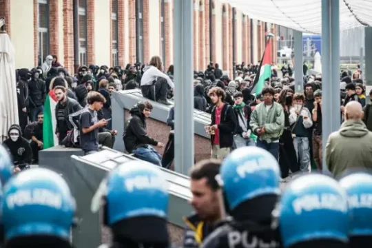 الشرطة الإيطالية تقمع مظاهرة داعمة لفلسطين بالهراوات