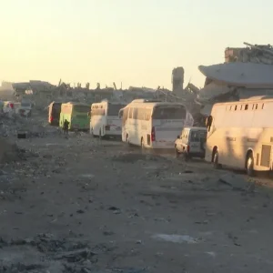 الأسرى الفلسطينيون بسجون الاحتلال يصعدون إلى الحافلات