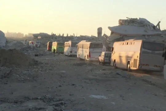 الأسرى الفلسطينيون بسجون الاحتلال يصعدون إلى الحافلات