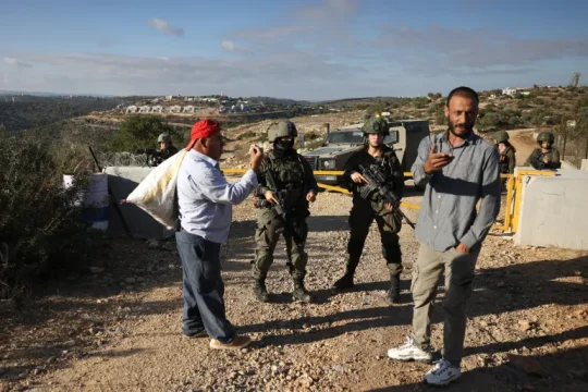 الاحتلال يعتدي على شابين في القدس ويواصل اقتحاماته بالضفة
