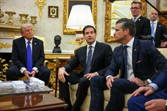 روبيو (وسط) خلال اجتماع مع الرئيس ترامب (يسار) بالبيت الأبيض مساء الأربعاء قبيل توجهه إلى إسرائيل (الفرنسية)