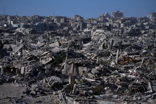 19 شهيدا وانتشال جثامين 135 آخرين في غزة خلال يوم