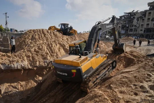 مشاورات أمنية إسرائيلية والمقاومة تعثر على جثة أسير جديد بخان يونس