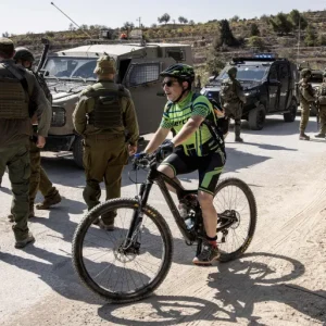 إسرائيل ترحّل 32 ناشطا أجنبيا تضامنوا مع الفلسطينيين في قطف الزيتون