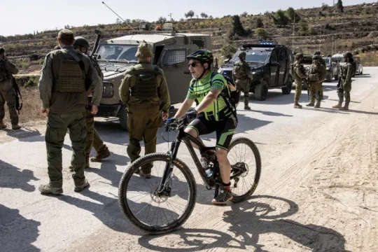 إسرائيل ترحّل 32 ناشطا أجنبيا تضامنوا مع الفلسطينيين في قطف الزيتون