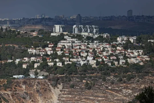 اعتداءات للمستوطنين بالضفة والاحتلال يقرر بناء 1300 وحدة استيطانية