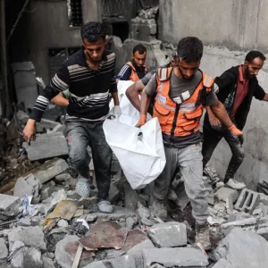 الاحتلال ينتهك مجددا وقف إطلاق النار بغزة بسلسلة غارات