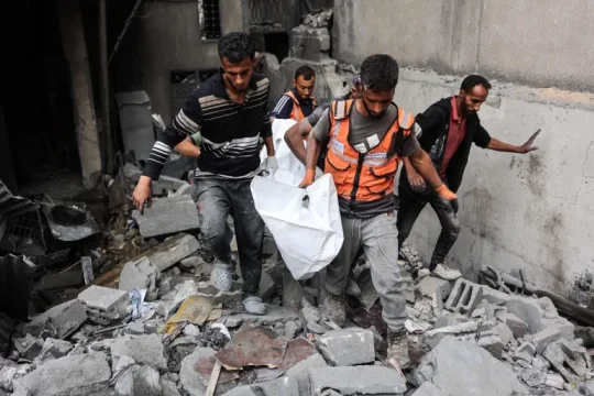 الاحتلال ينتهك مجددا وقف إطلاق النار بغزة بسلسلة غارات