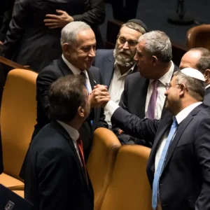 الائتلاف الحاكم في إسرائيل يتراجع في استطلاعين للرأي